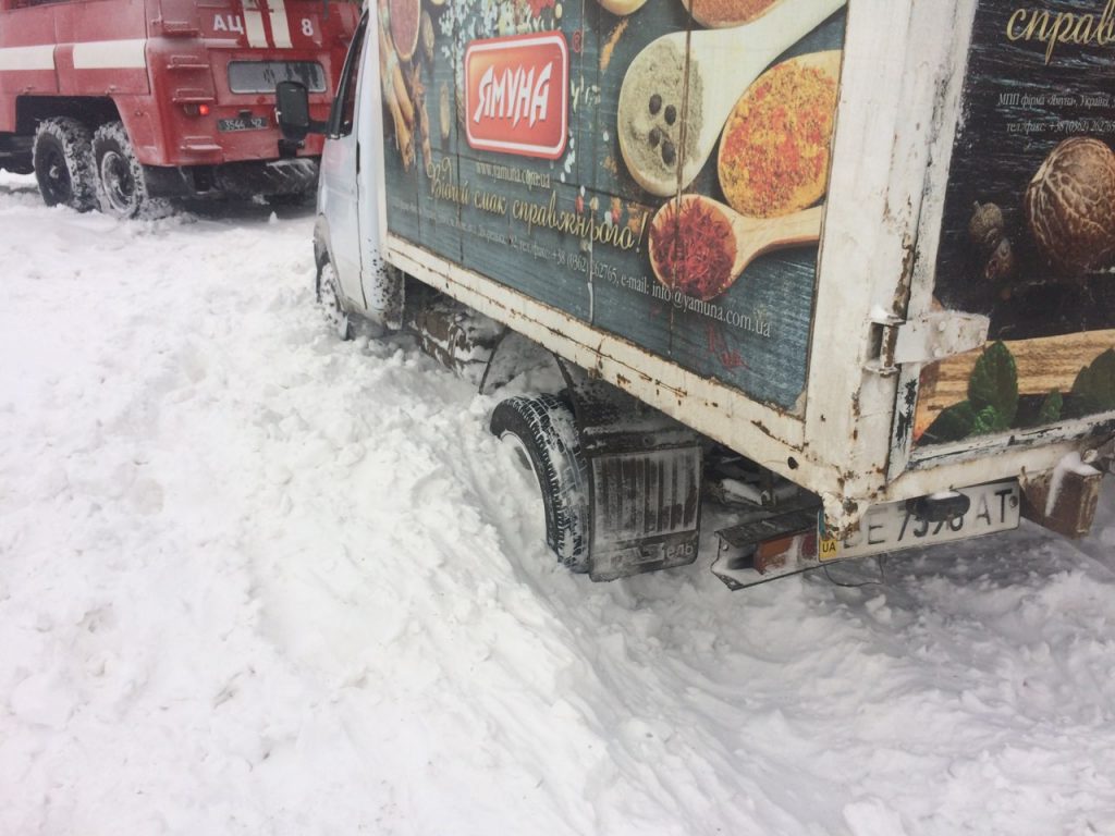 На Николаевщине спасатели вытащили из сугроба "Газель" и буксировали грузовой "Volvo" 1