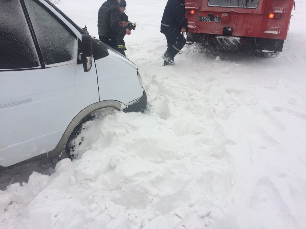 На Николаевщине спасатели вытащили из сугроба "Газель" и буксировали грузовой "Volvo" 3