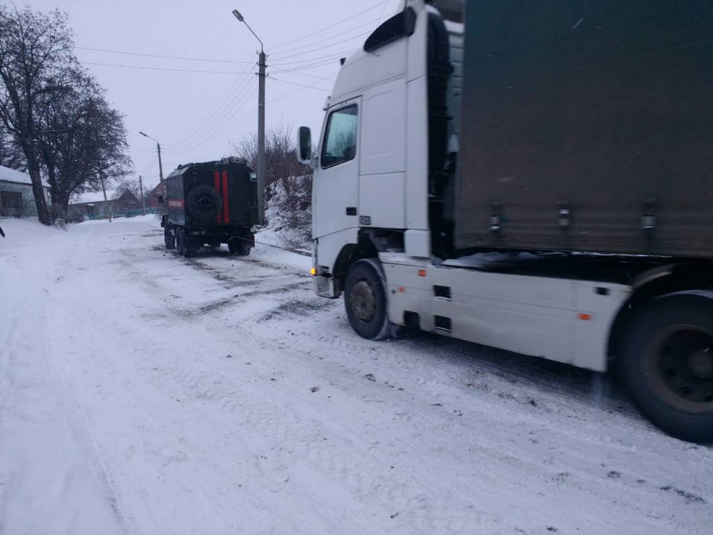 На Николаевщине спасатели вытащили из сугроба "Газель" и буксировали грузовой "Volvo" 5