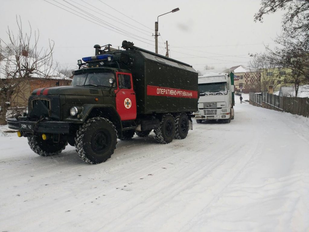 На Николаевщине спасатели вытащили из сугроба "Газель" и буксировали грузовой "Volvo" 7