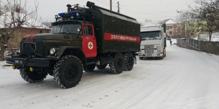 На Николаевщине спасатели вытащили из сугроба “Газель” и буксировали грузовой “Volvo”