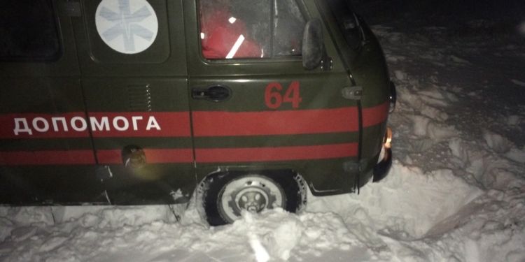 Непогода на Николаевщине: за сутки спасатели 4 раза вытягивали автомобили из снежного плена