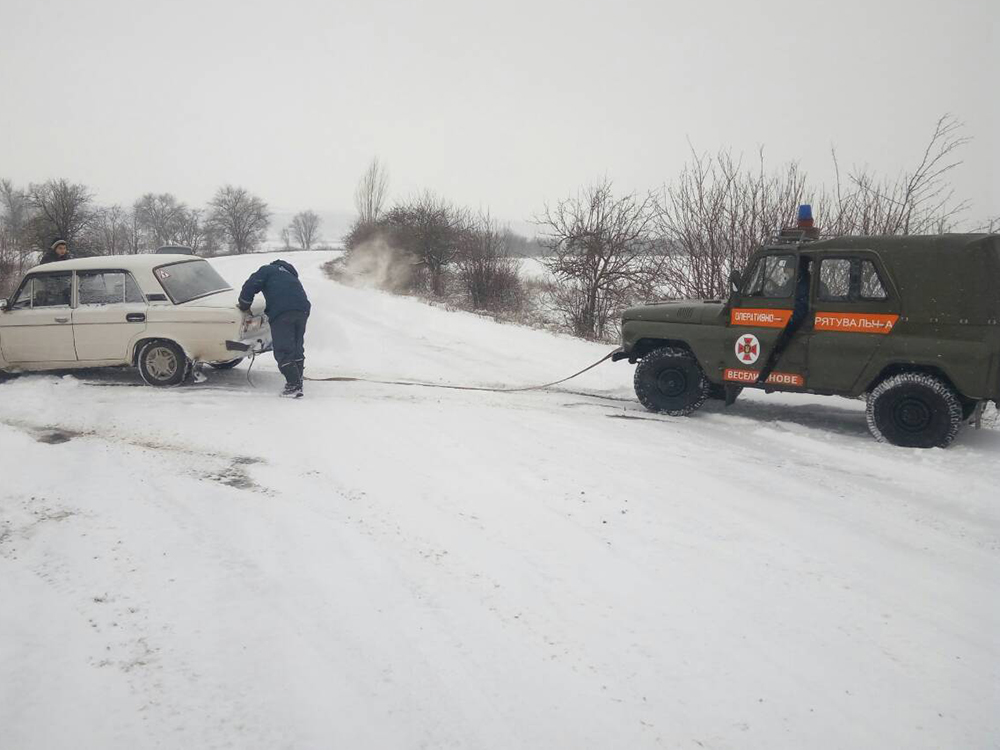 За сутки спасатели 5 раз оказывали помощь автолюбителям, которые застряли на заснеженных дорогах Николаевщины 8