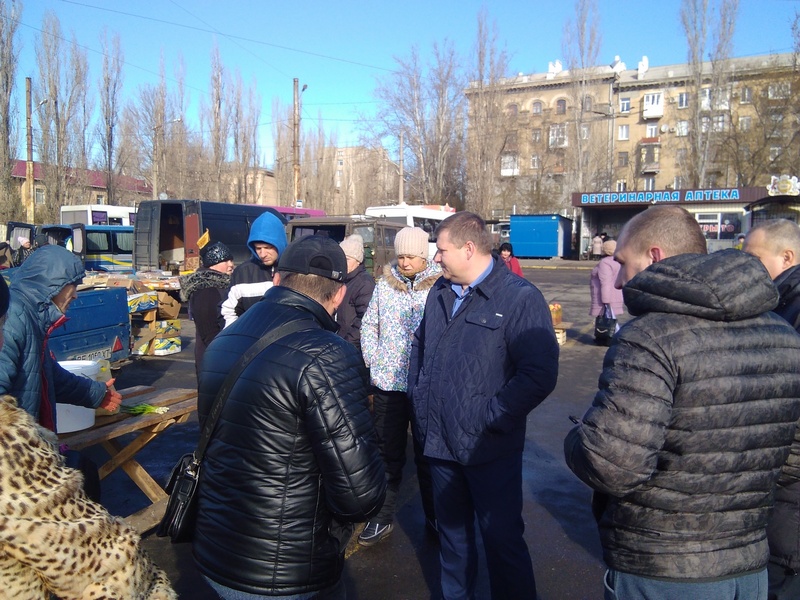 Привокзальную площадь в Николаеве пытаются расчистить - потеснить торговцев для движения транспорта 3