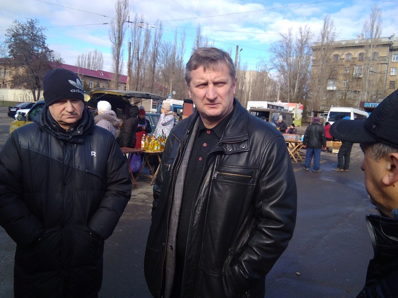 Привокзальную площадь в Николаеве пытаются расчистить - потеснить торговцев для движения транспорта 5