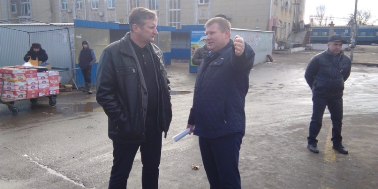 Привокзальную площадь в Николаеве пытаются расчистить – потеснить торговцев для движения транспорта