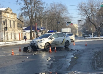 В Николаеве полицейский автомобиль попал в ДТП у Варваровского моста