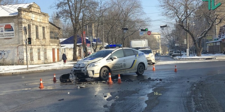 В Николаеве полицейский автомобиль попал в ДТП у Варваровского моста