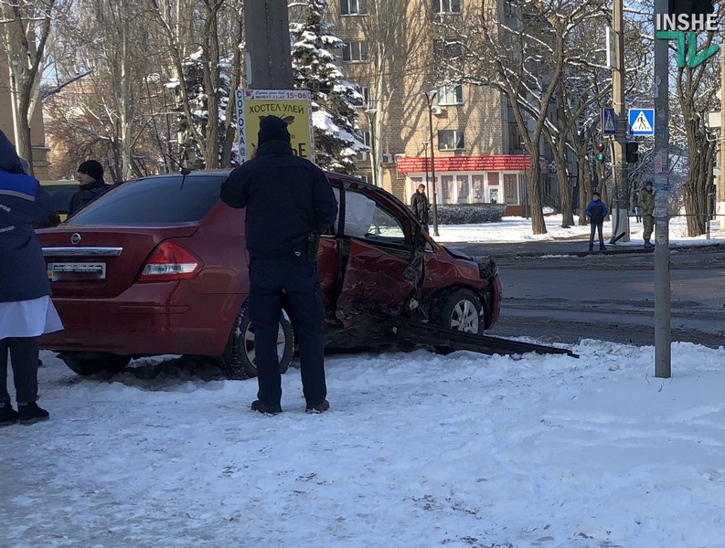 В Николаеве полицейский автомобиль попал в ДТП у Варваровского моста 8