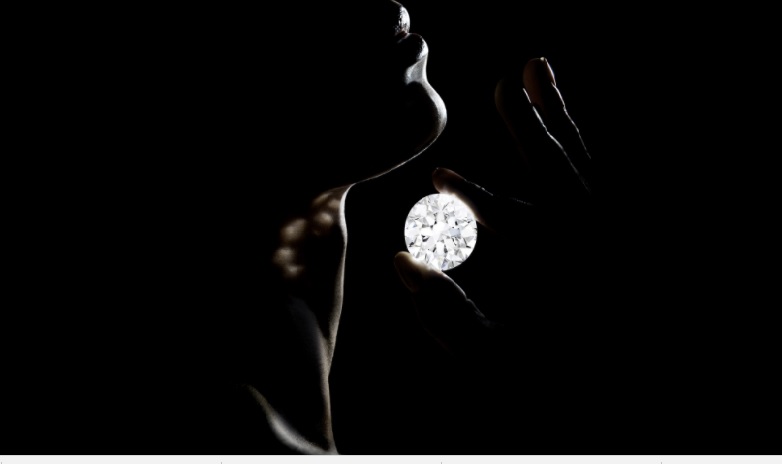 Завтра аукционный дом Sotheby's выставит на торги редкий 102,34-каратный белый бриллиант 3