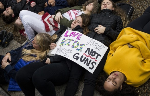 У Белого дома активисты устроили “лежачий протест” из-за стрельбы в школе Флориды