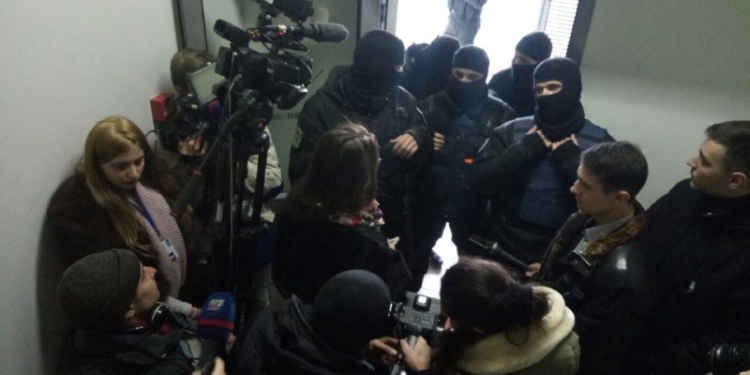 В Киеве силовики штурмом взяли “Вести”, угрожают журналистам, выгнали юристов