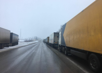 На границе с Россией застряли около 100 грузовиков на пункте пропуска Гоптовка