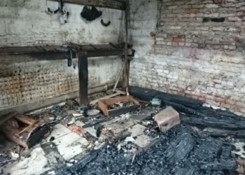 По непонятным причинам в Первомайском районе загорелся дом. Хорошо, что в нем никто не живет