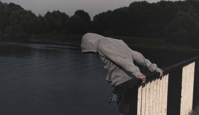 Четверо школьников спасли пьяного самоубийцу