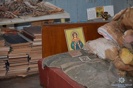 В Николаеве патрульные, которых вызвали спасать беспомощную пенсионерку, нашли в квартире мумифицированное тело ее матери