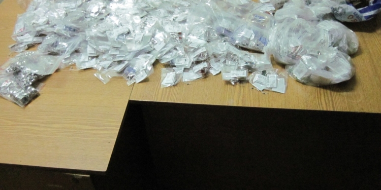 8 кг ювелирных изделий пытались вывезти в РФ в ящике с углем