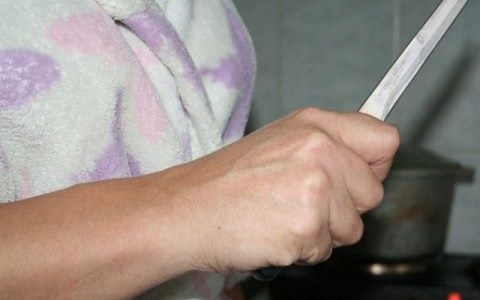 В Николаеве дочь ударила ножом спящего отца, который отказался дать ей денег на выпивку