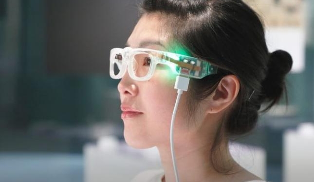 Разработаны очки, которые читают вслух написанный текст