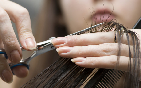 Не так отрезал: женщина написала заявление в полицию на парикмахера