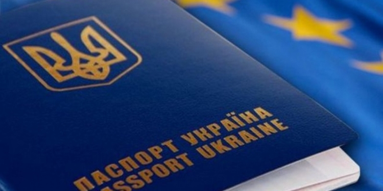 В Киеве женщине выдали бракованный биометрический паспорт, предложив доплатить 300 грн за замену