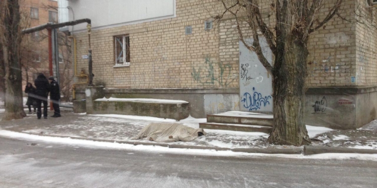 В Николаеве мужчина выбросился из окна