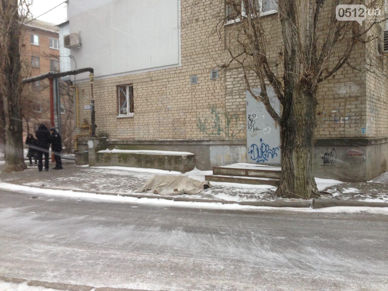 В Николаеве мужчина выбросился из окна