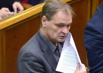 Неприкосновенное хамство. “Я не сяду. Вы сядете”. Нардеп отобрал телефоны у журналистов