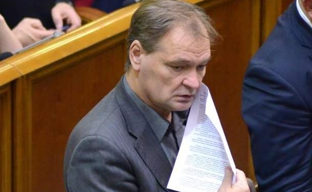 Неприкосновенное хамство. “Я не сяду. Вы сядете”. Нардеп отобрал телефоны у журналистов