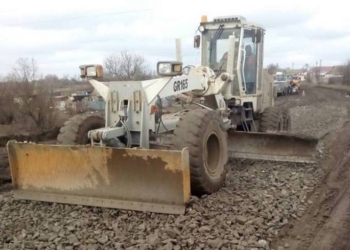 Четвертые сутки работает грейдер: Служба автодорог пишет, что на Н-14 у села Возсиятского на Николаевщине, где фуры застревают в грязи, идут работы