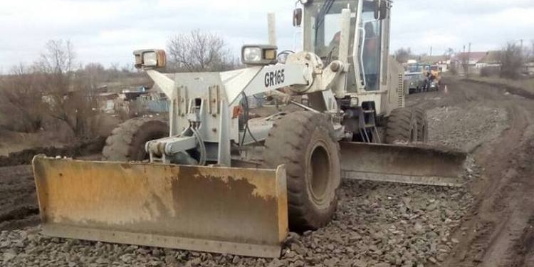 Четвертые сутки работает грейдер: Служба автодорог пишет, что на Н-14 у села Возсиятского на Николаевщине, где фуры застревают в грязи, идут работы