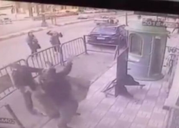 В Египте полицейские поймали ребенка, выпавшего с третьего этажа