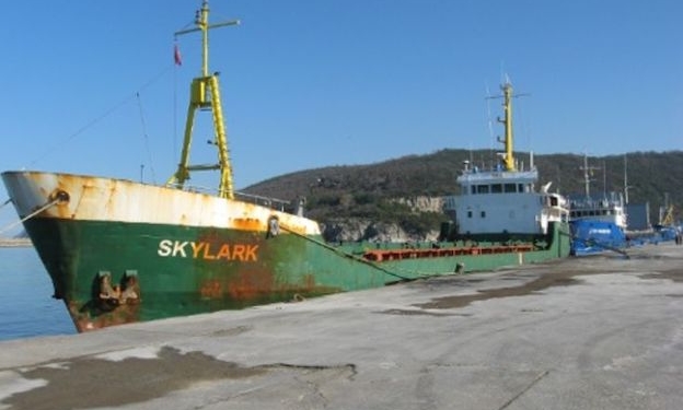 Очередная морская драма. На Крите на поломанном судне без еды и воды остались украинские моряки. Судовладелец их бросил