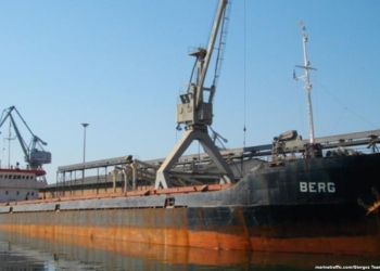 В бухте Феодосии тонет судно с украинскими моряками