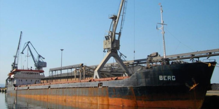 В бухте Феодосии тонет судно с украинскими моряками