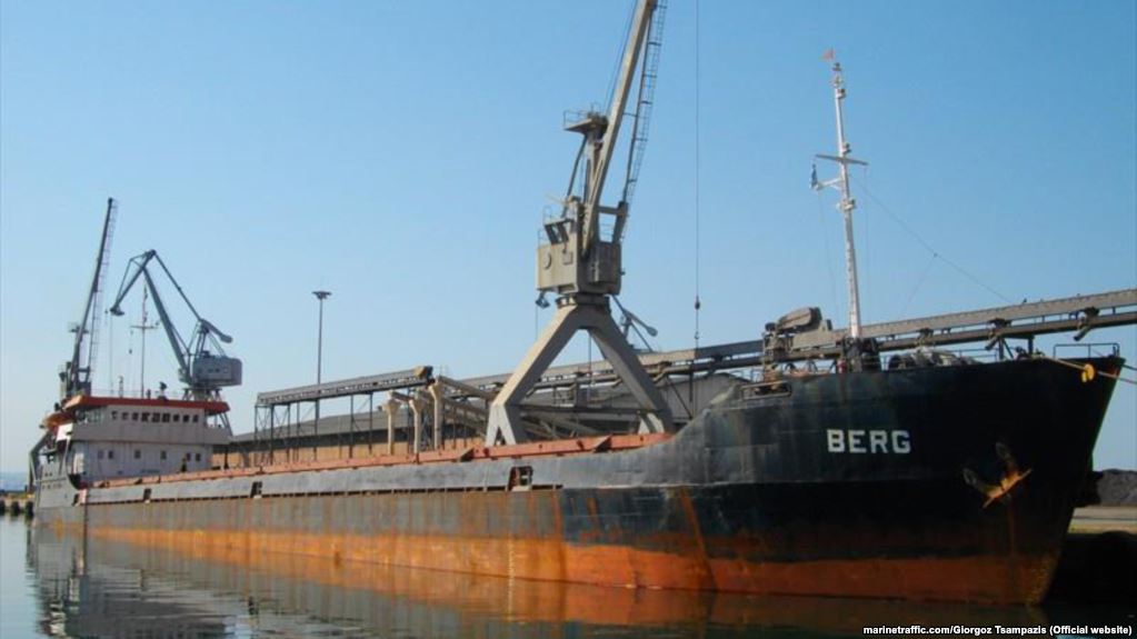 В бухте Феодосии тонет судно с украинскими моряками 1
