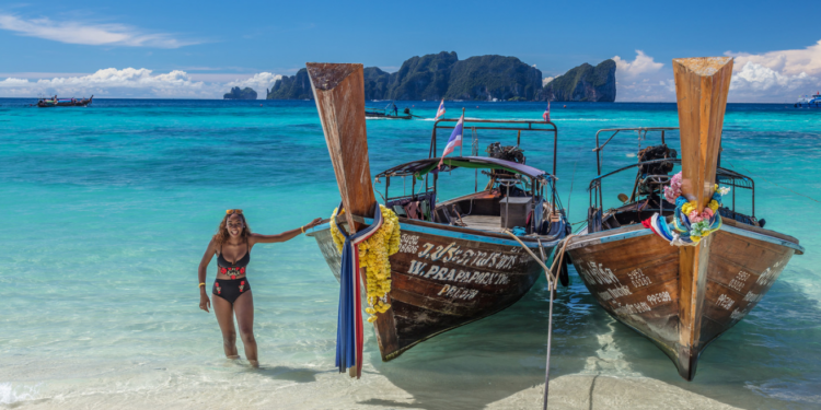 Загадили. Таиланд закрывает красивейший в мире пляж от туристов