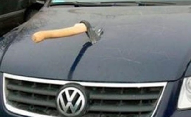 Одессита, громившего дорогие авто возле суда, отправили под домашний арест