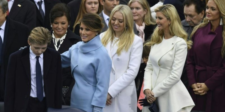 Невестку Трампа отправили в больницу, после того как она открыла пришедший по почте конверт с порошком