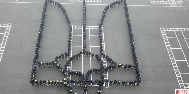 Тризуб на площади. Зрелищный флешмоб в Днепре ко Дню герба