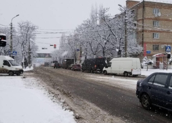 Подъезд к Варваровскому мосту в Николаеве заблокирован машинами