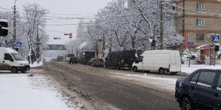 Подъезд к Варваровскому мосту в Николаеве заблокирован машинами