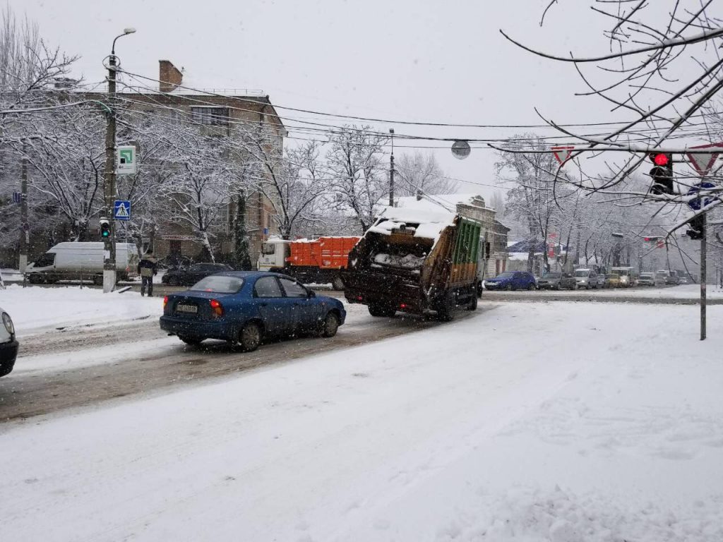 Подъезд к Варваровскому мосту в Николаеве заблокирован машинами 22