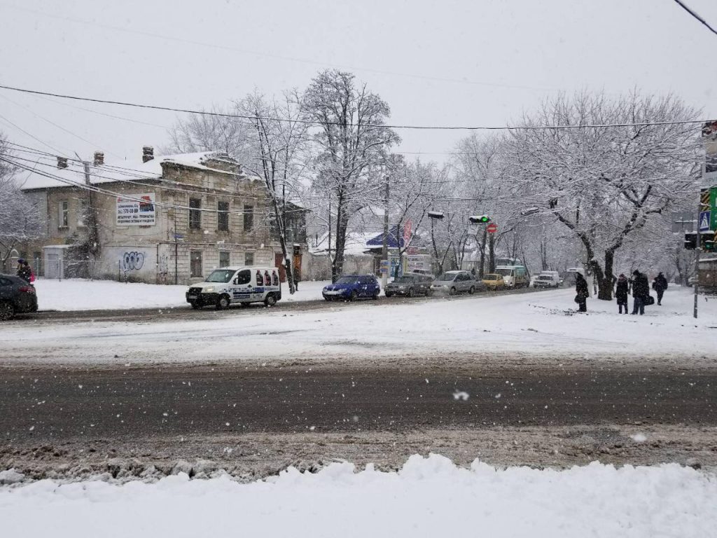 Подъезд к Варваровскому мосту в Николаеве заблокирован машинами 6