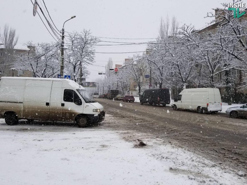 Подъезд к Варваровскому мосту в Николаеве заблокирован машинами 12