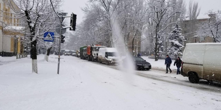 Подъезд к Варваровскому мосту в Николаеве заблокирован машинами