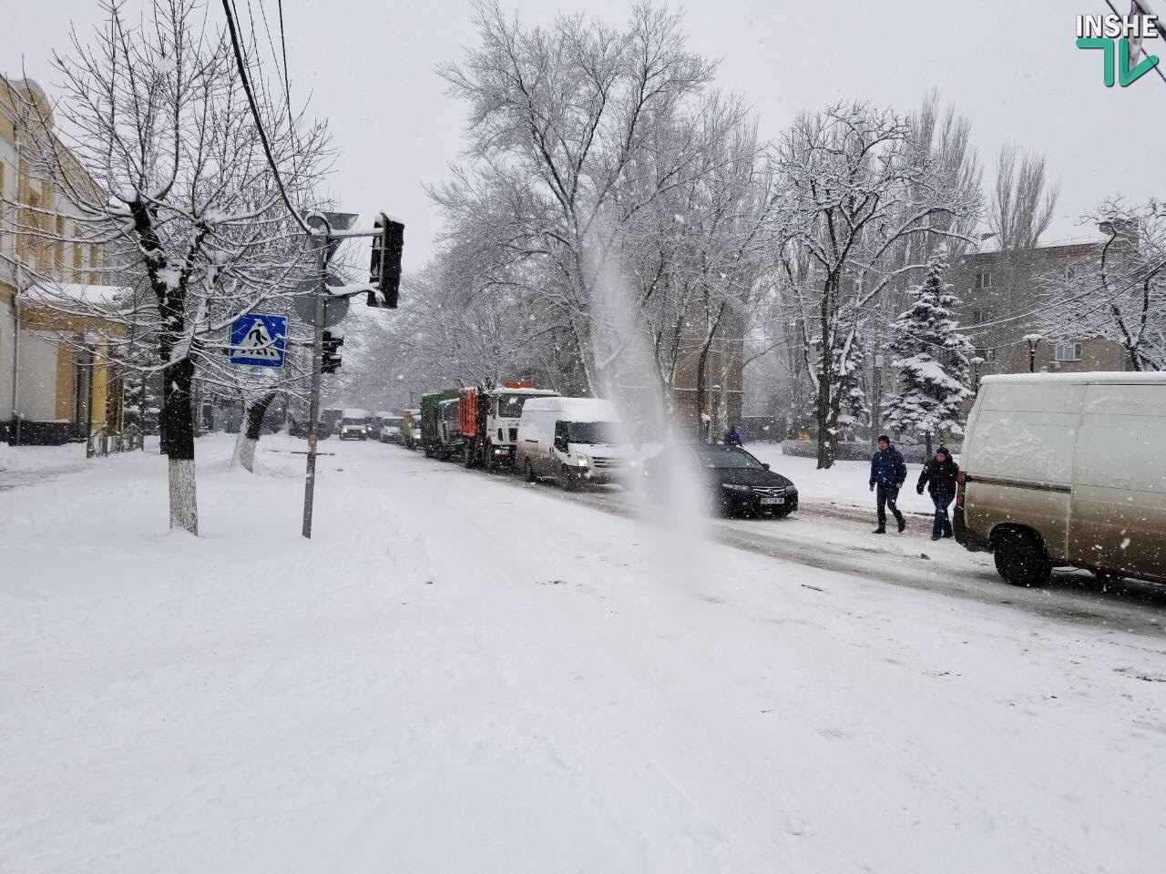Подъезд к Варваровскому мосту в Николаеве заблокирован машинами