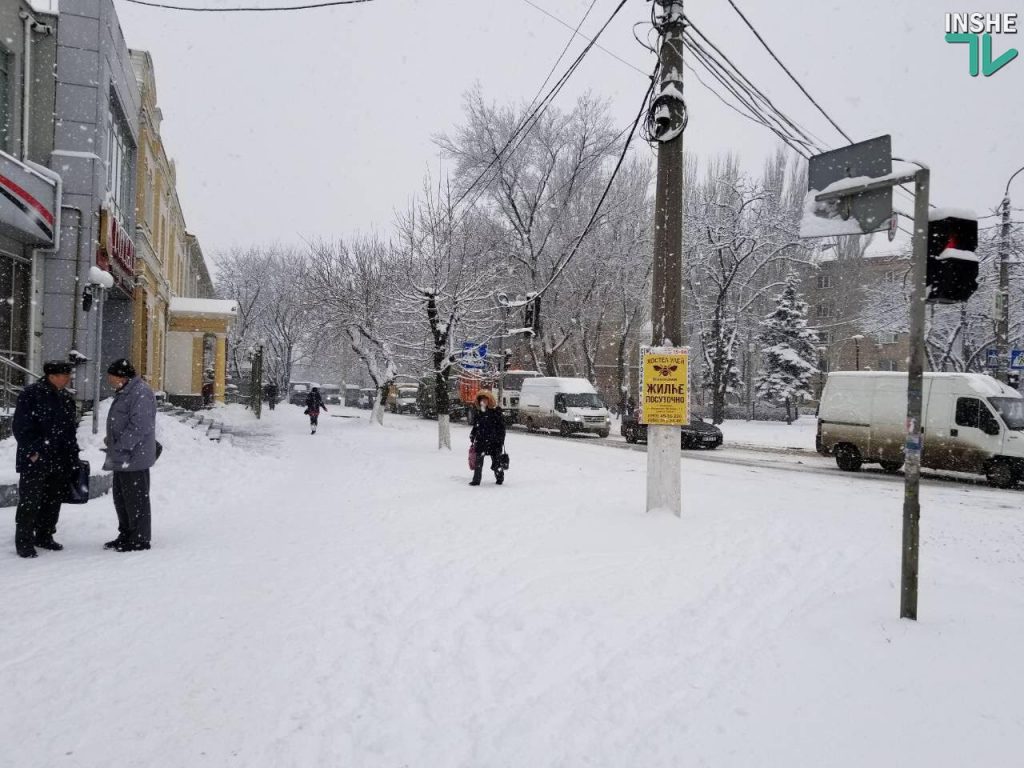 Подъезд к Варваровскому мосту в Николаеве заблокирован машинами 16