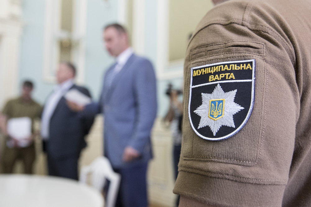 Пьяный сотрудник "Муниципальной стражи" во Львове угрожал пистолетом парню в маршрутке, требуя, чтобы тот подержал его сумку 1