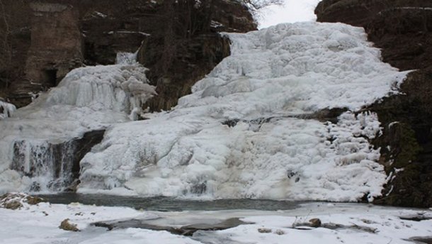 В Украине замерз знаменитый Джуринский водопад. Самый высокий равнинный водопад в Европе 1